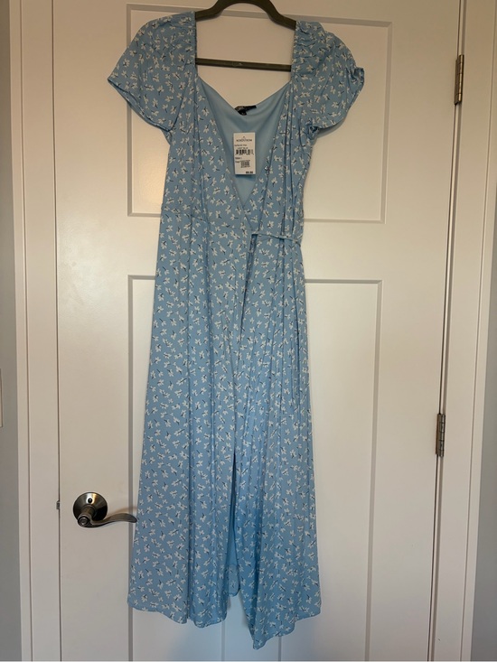 4SI3NNA Dresses & Skirts - 4SI3NNA Light Blue Floral Wrap Dress